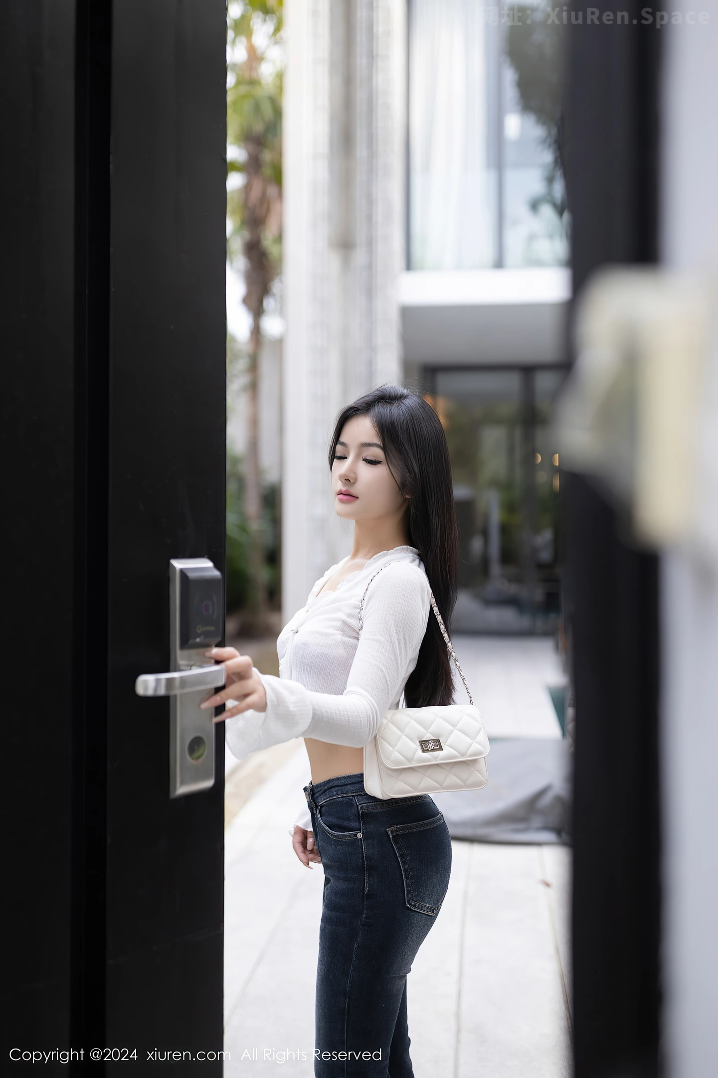 图片[3]-[XiuRen秀人网]VOL.8262 模特小茶茶tea白色上衣配牛仔裤露蕾丝内衣秀惹火身材诱惑写真80P-秀人网官方网站